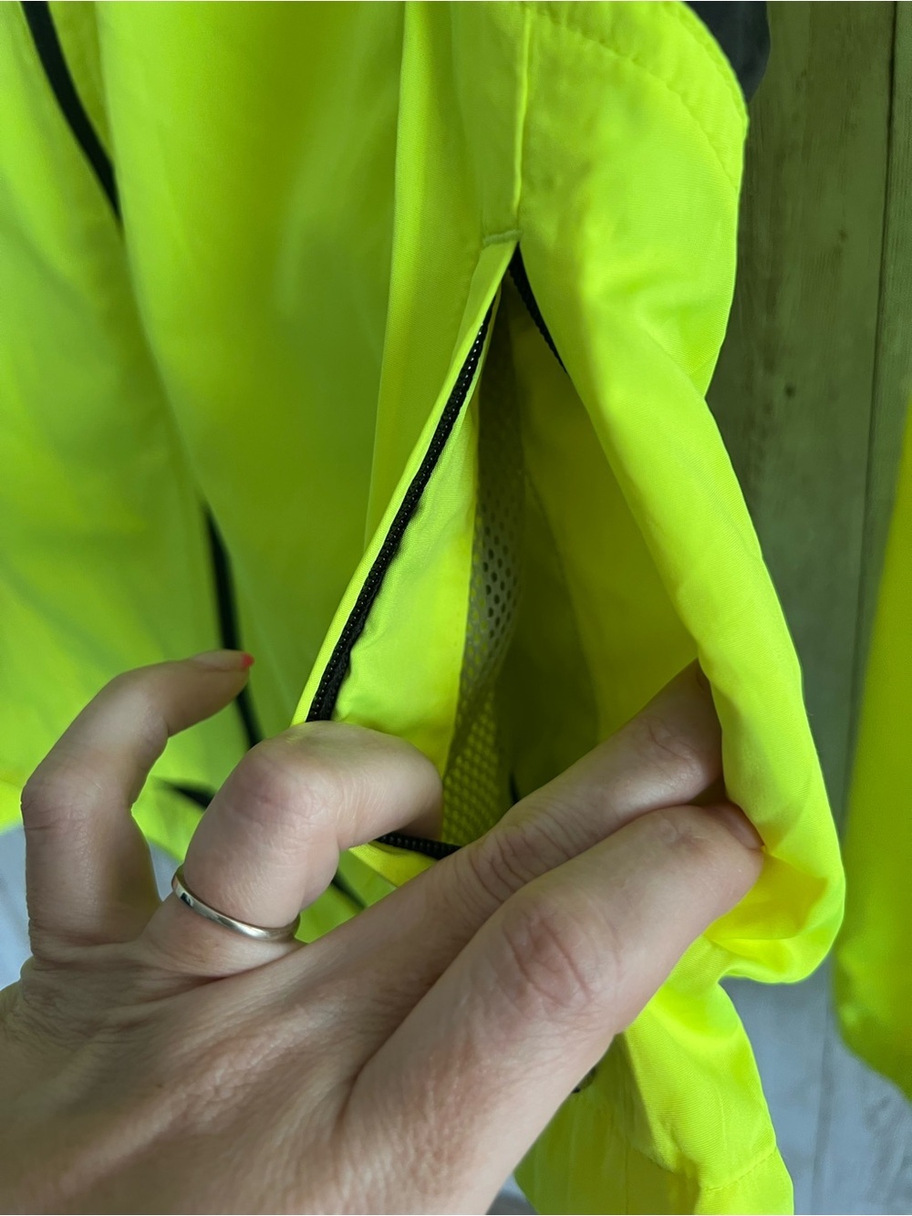 Brooks Shelter Technology Women’s Neon Yellow Runner’s Lightweight Jacket Small - Picture 4 of 5